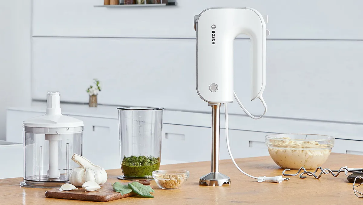 Máy xay cầm tay Bosch với các phụ kiện khác nhau. 