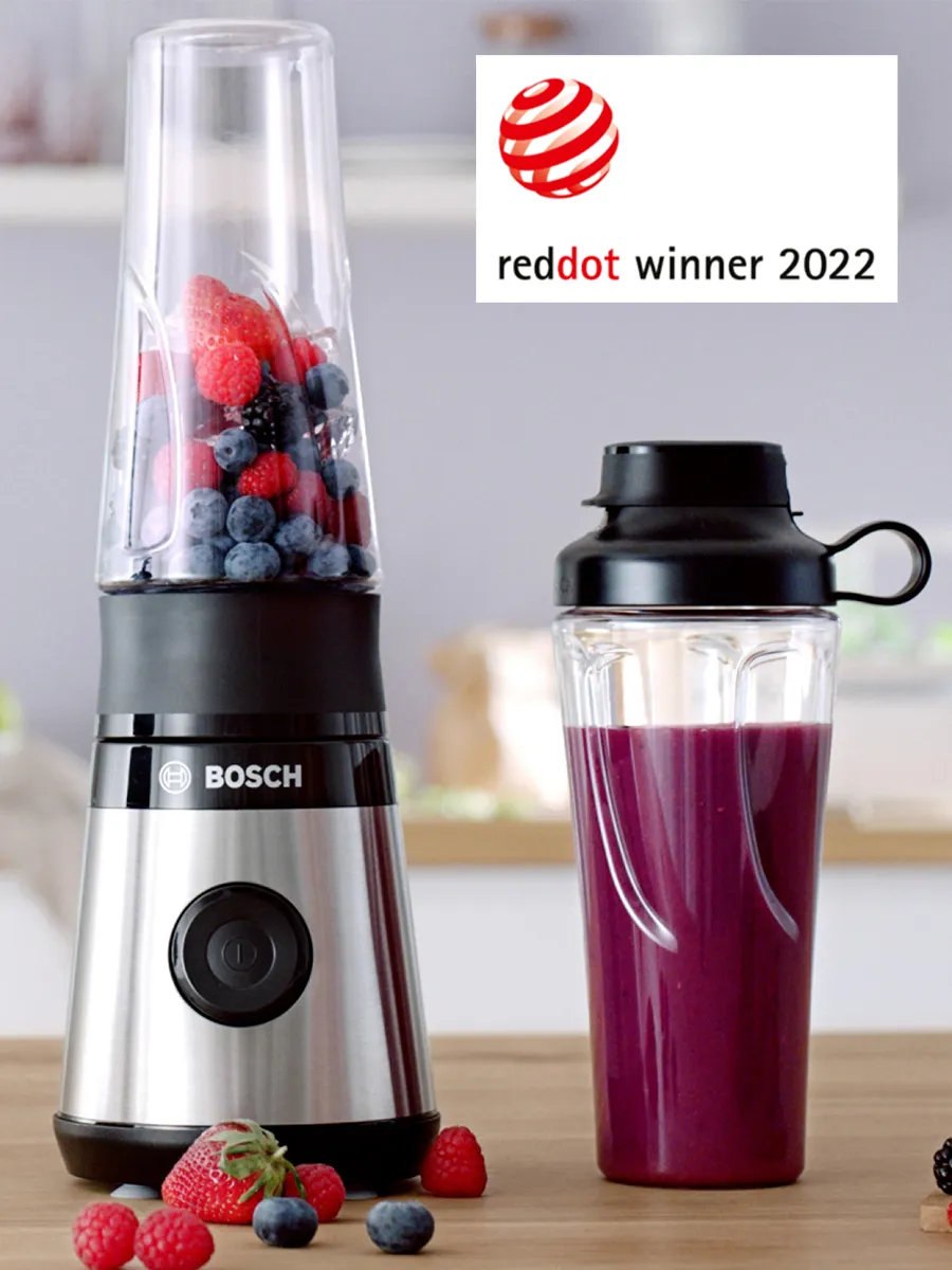 Bosch blender filled with fresh berries beside a smoothie bottle, showcasing the Red Dot Award Winner 2022 badge.