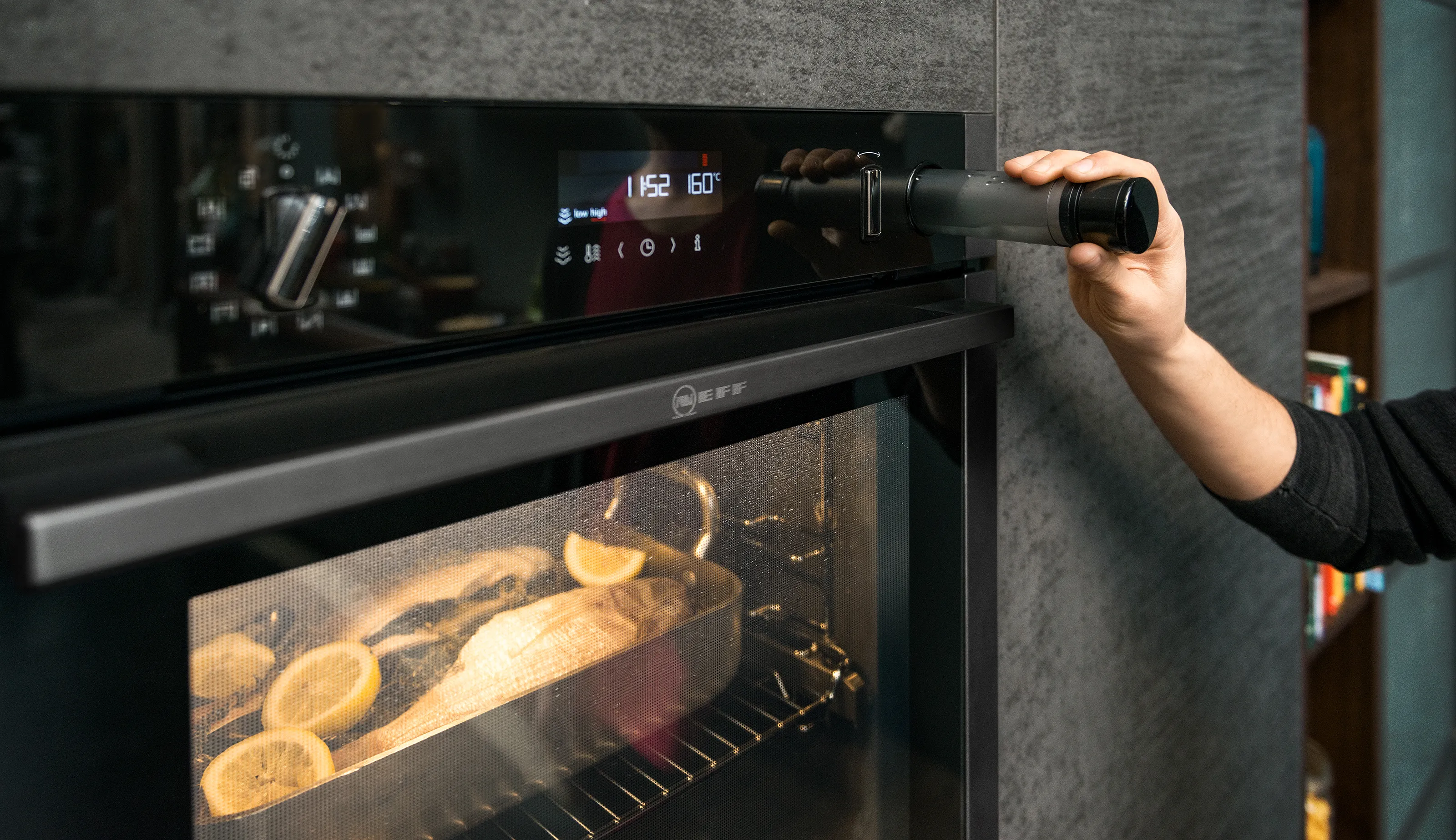 Backofen mit Added Steam Dampfunterstützung