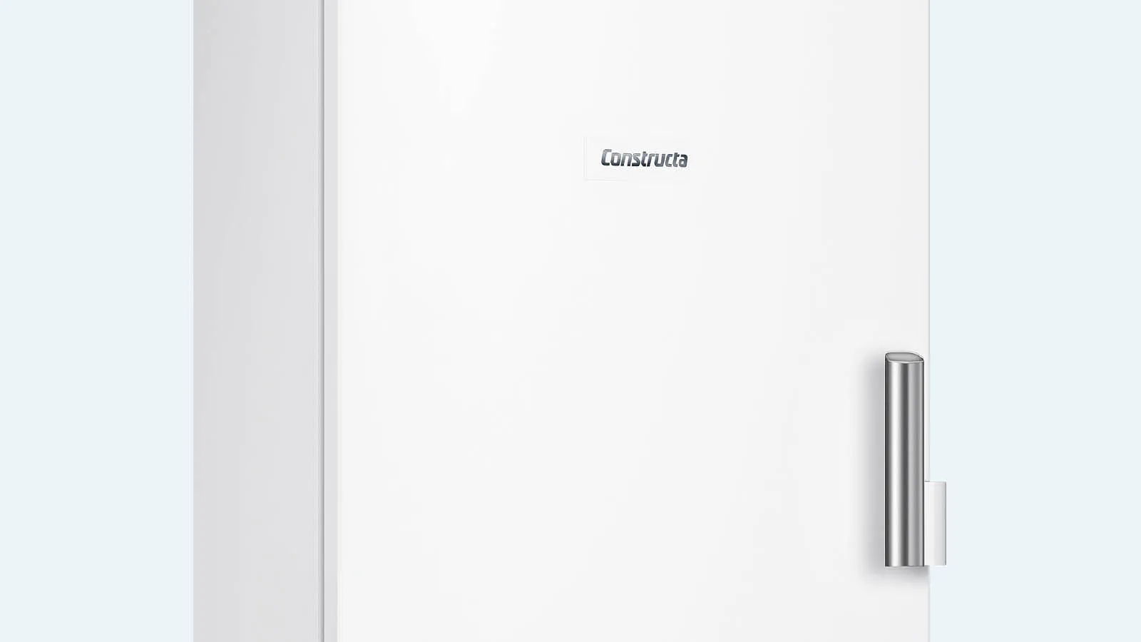Constructa Kühlschrank in Weiß mit Edelstahlgriff und Logo vorne.
