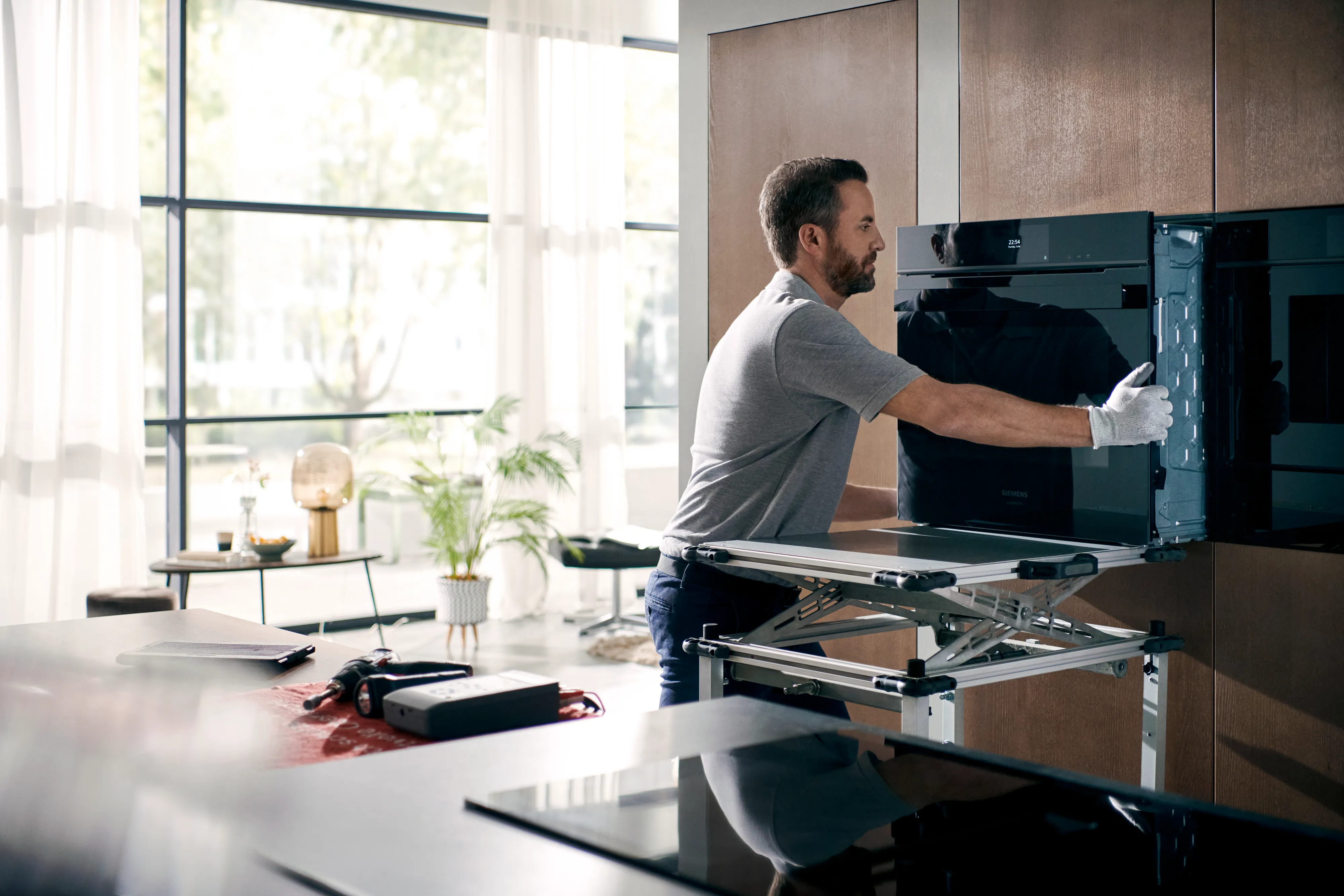 Techniker bei der Montage und Einstellung eines PCS-Systems.