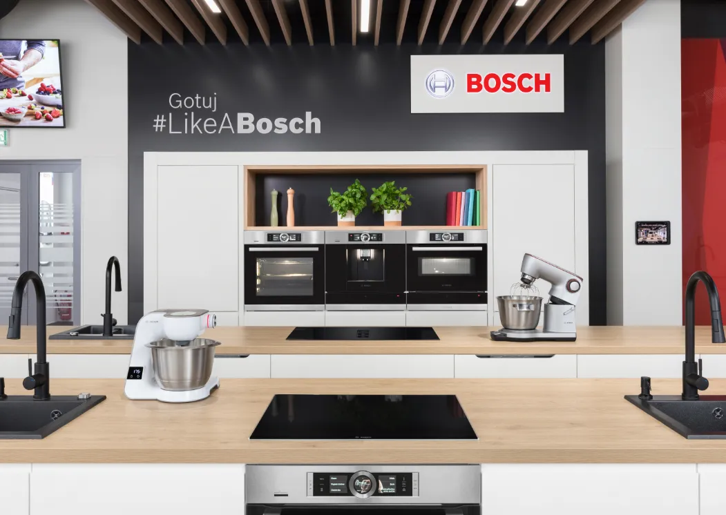 Bosch urządzenia kuchenne wyświetlacz z piekarników, miksera i półek w nowoczesnym, minimalistycznym wzornictwie.