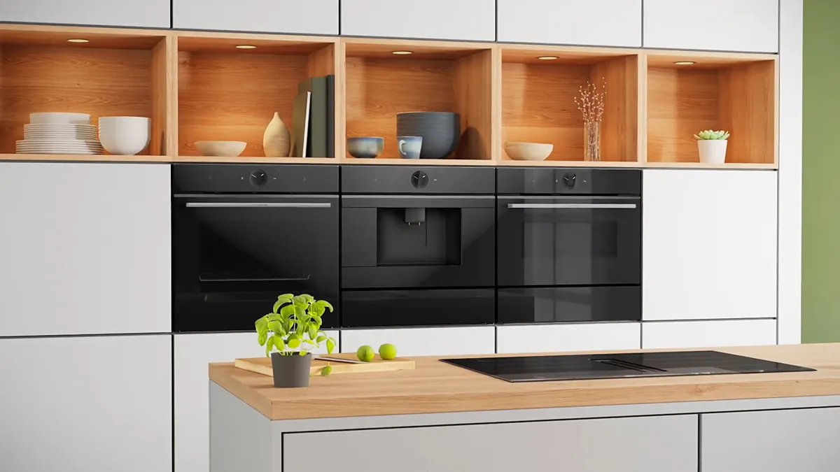Cucina moderna con ripiani in legno, elettrodomestici neri e un piano in legno.