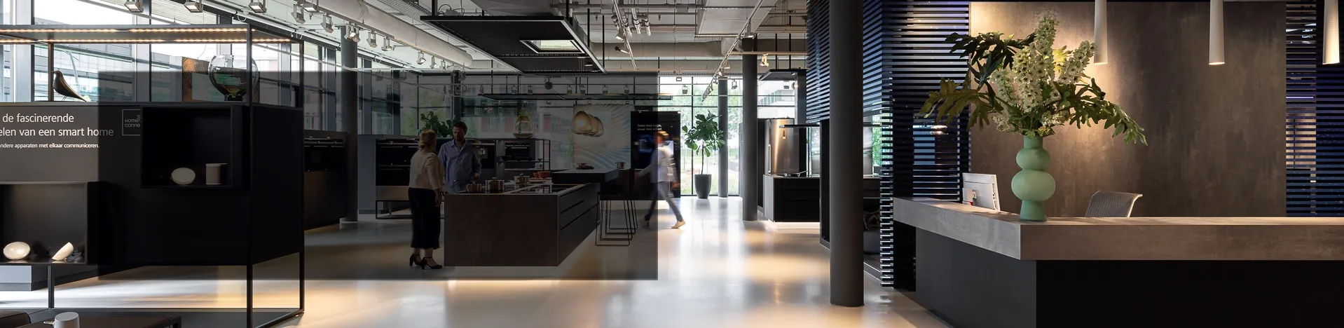 Grote open showroomruimte met keukenapparatuur