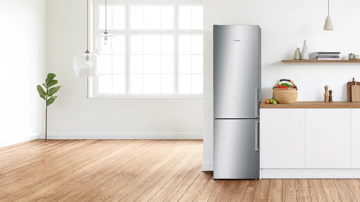 Stilvoller Bosch-Kühlschrank in heller Küche.