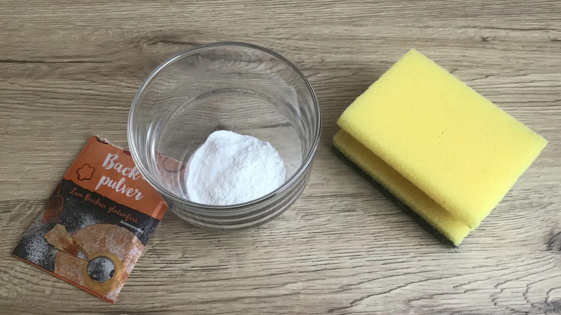 Das braucht man zum Backofen reinigen: Backpulver und einen Schwamm zum auftragen