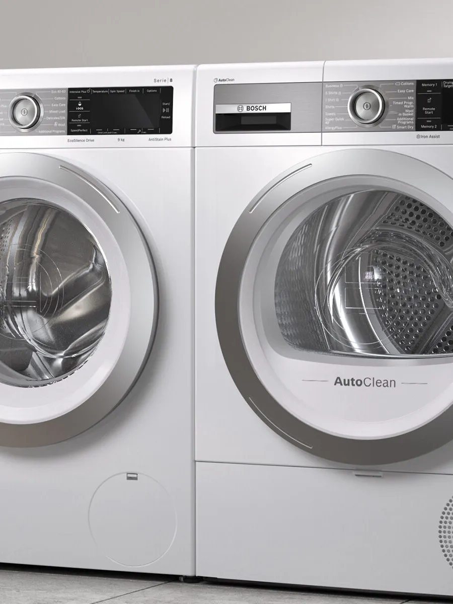 Wasmachine en droger set, moderne apparaten, roestvrijstalen afwerking, bedieningspanelen.