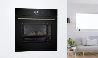 Açık kapı ile inşa edilmiş fırın, içinde pişmiş veya pişirilmiş bir eşya ortaya, modern bir mutfak ortamında.