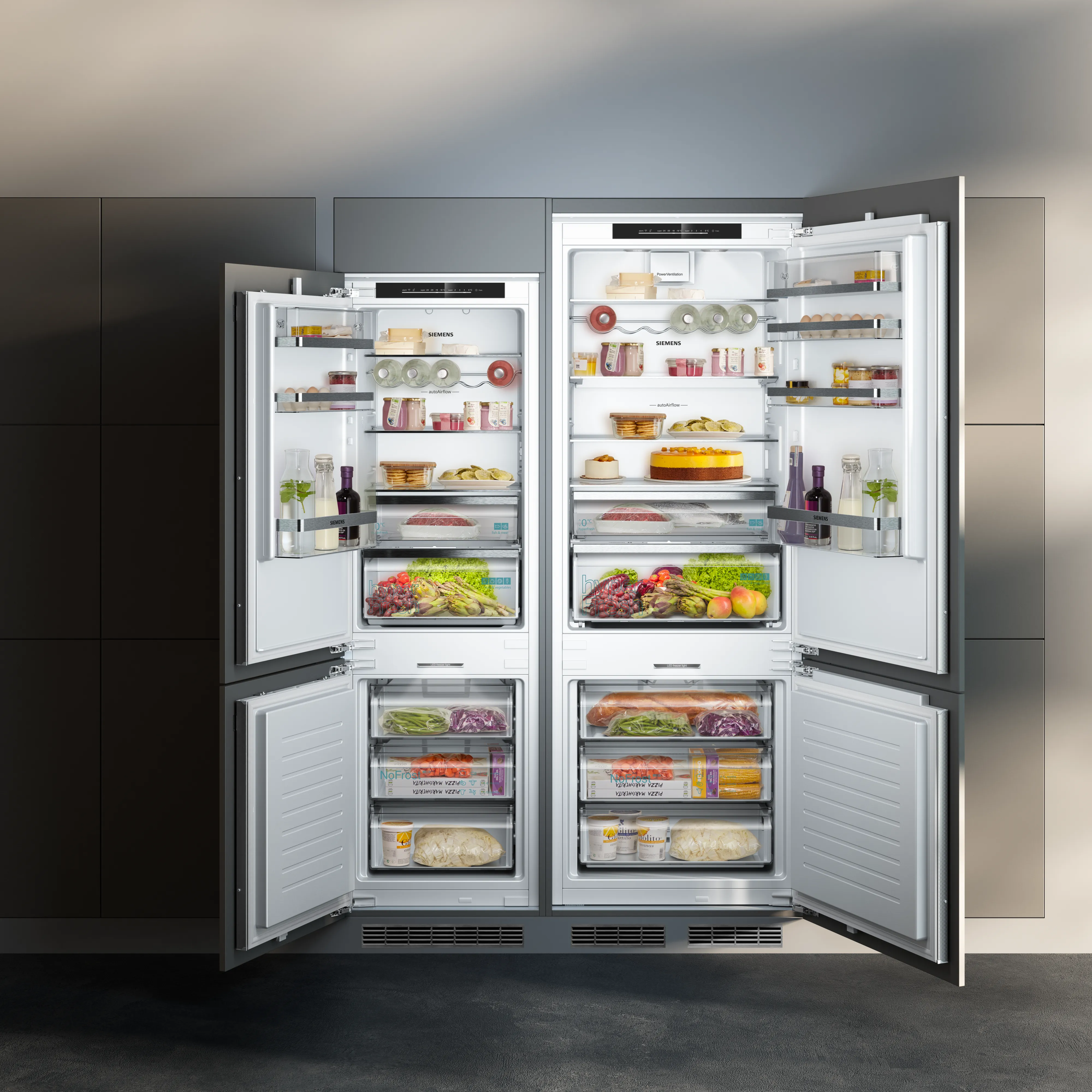 Avattu valkoinen jääkaappi, jossa on viisi ovea, ja se on täynnä erilaisia elintarvikkeita, kuten hedelmiä, vihanneksia, lihaa ja säilykkeitä. Jääkaapin sisus on valaistu, mikä korostaa sen sisältöä. Taustalla on tummanvärinen seinä.