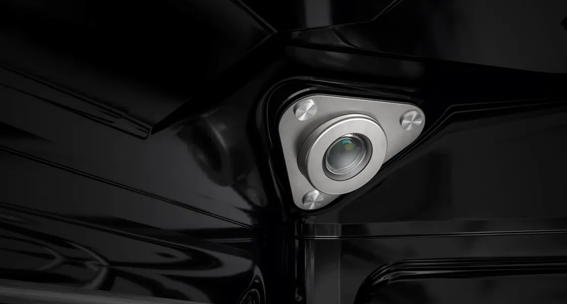 Farol de moto preta e detalhes de equitação em iluminação de baixa-chave.