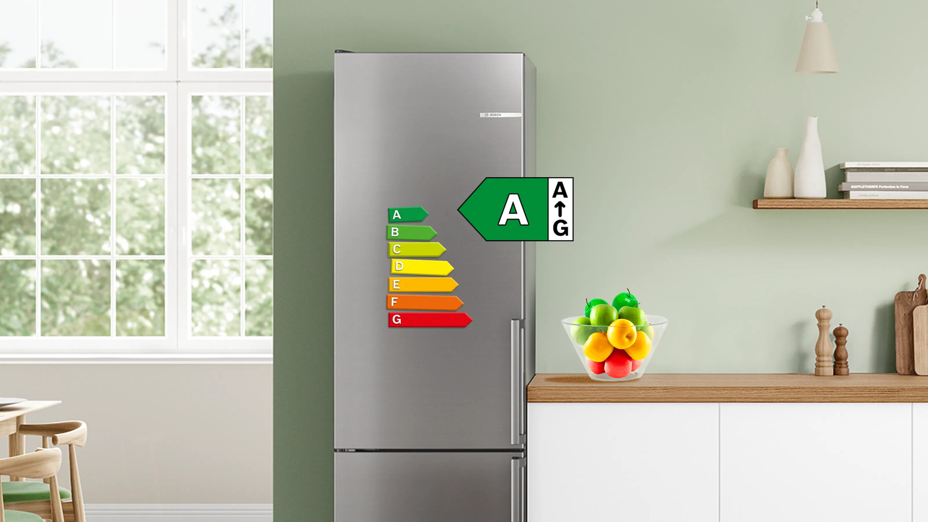 Kücheneinrichtung mit Energieeffizienzklasse für Kühlschrank, frisches Obst und Regale.