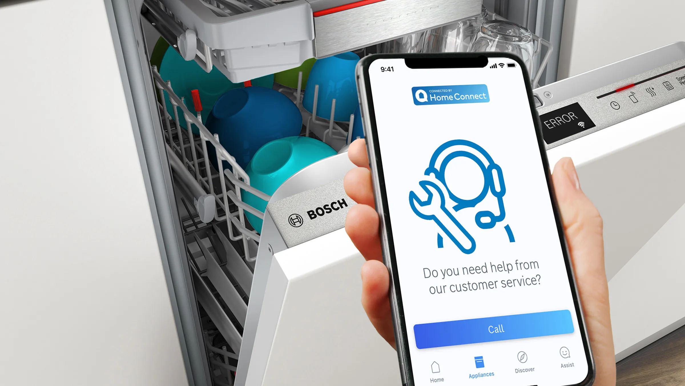 Lavastoviglie con porta aperta, smartphone che visualizza il servizio clienti app, logo Bosch visibile.