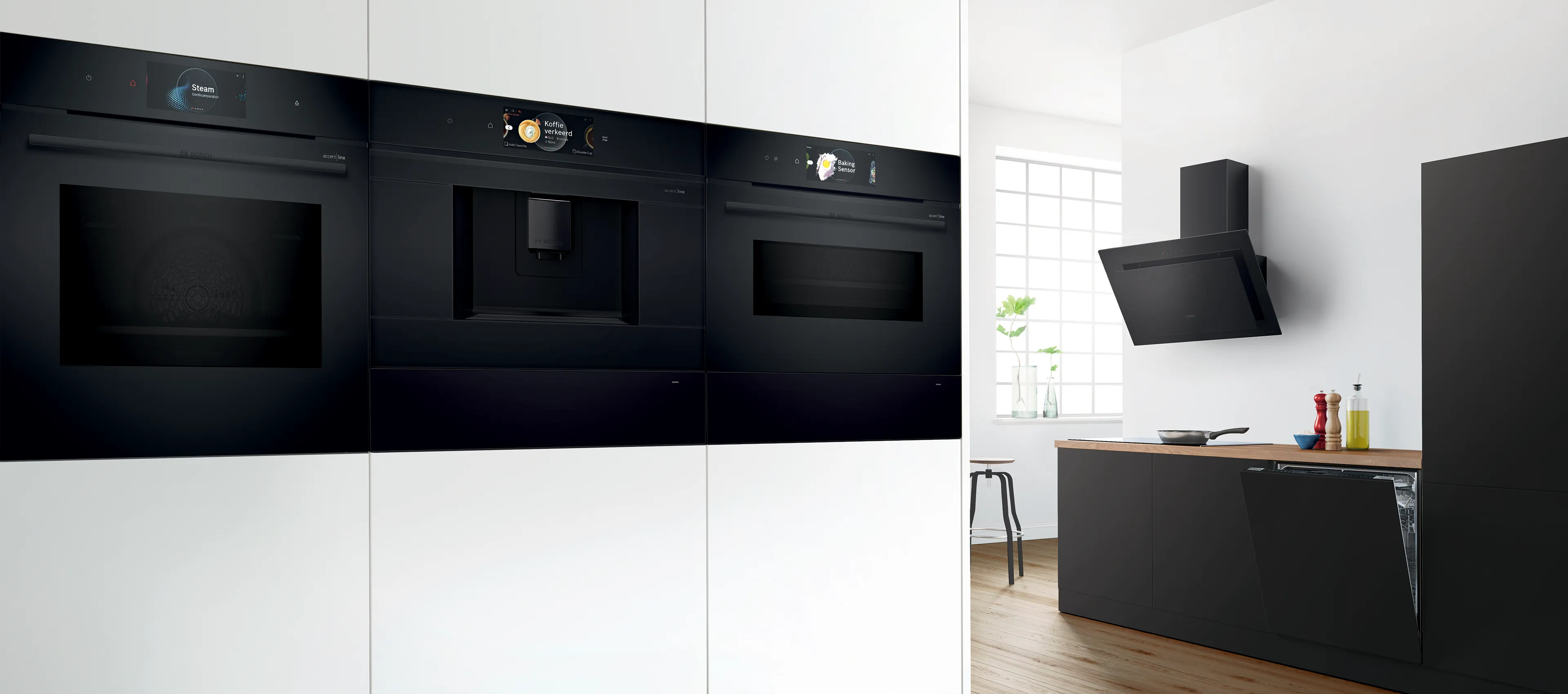 Bucătărie modernă, cu aparate încorporate negre elegante (cuptor și hotă), pe fundal minimalist alb și lemn. 