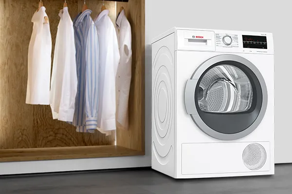 Giyim dolapta asılı, Bosch çamaşır makinesi, çamaşır odası iç.