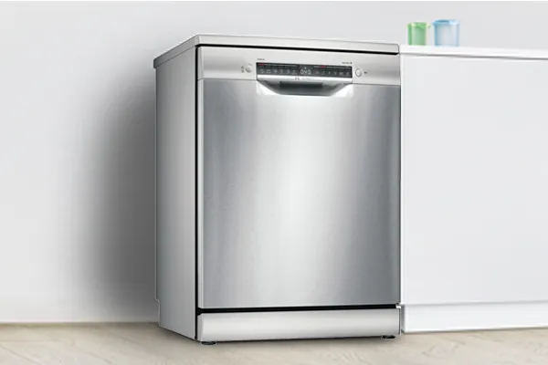 Kontrol paneli ve açık kapı ile paslanmaz çelik bulaşık makinesi, beyaz bir zeminde duruyor.