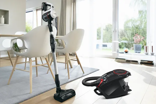 Modern, parlak oturma odası büyük pencere ile temiz ve sandalyeler.