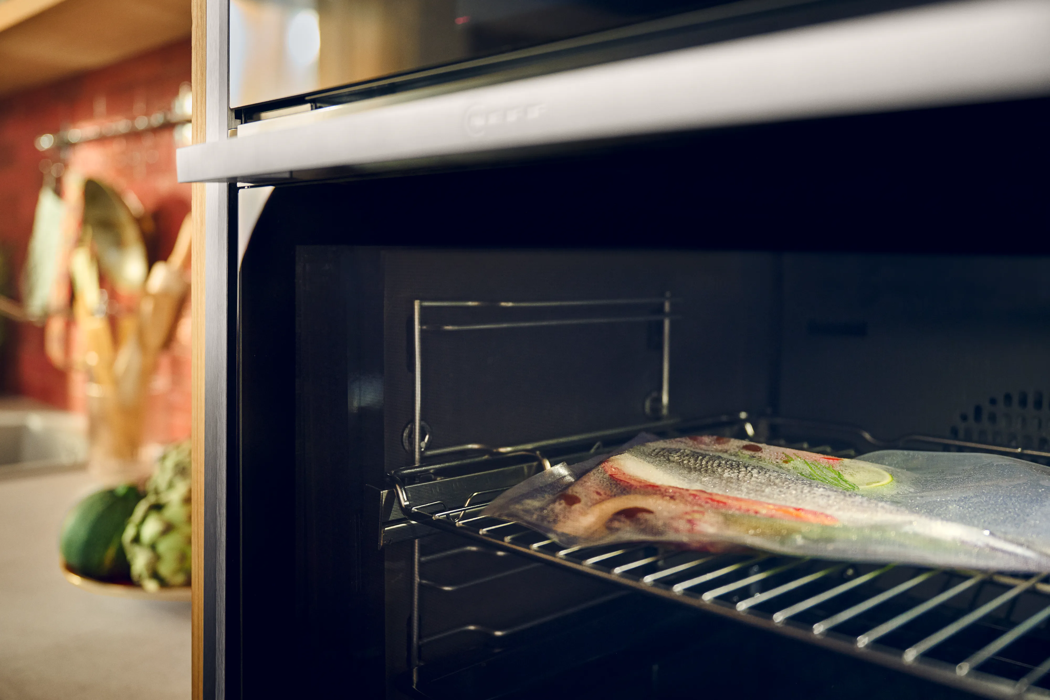 Sous-vide Garmethode: Vakuumierter Fisch liegt in NEFF Dampfbackofen