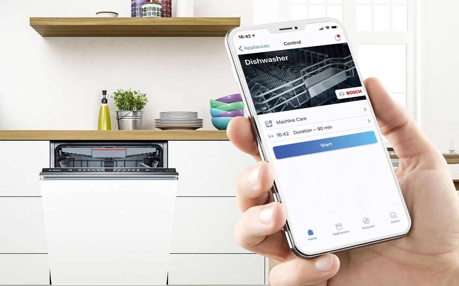 Smartphone affichant les commandes de lave-vaisselle, les appareils de cuisine et les étagères en arrière-plan.