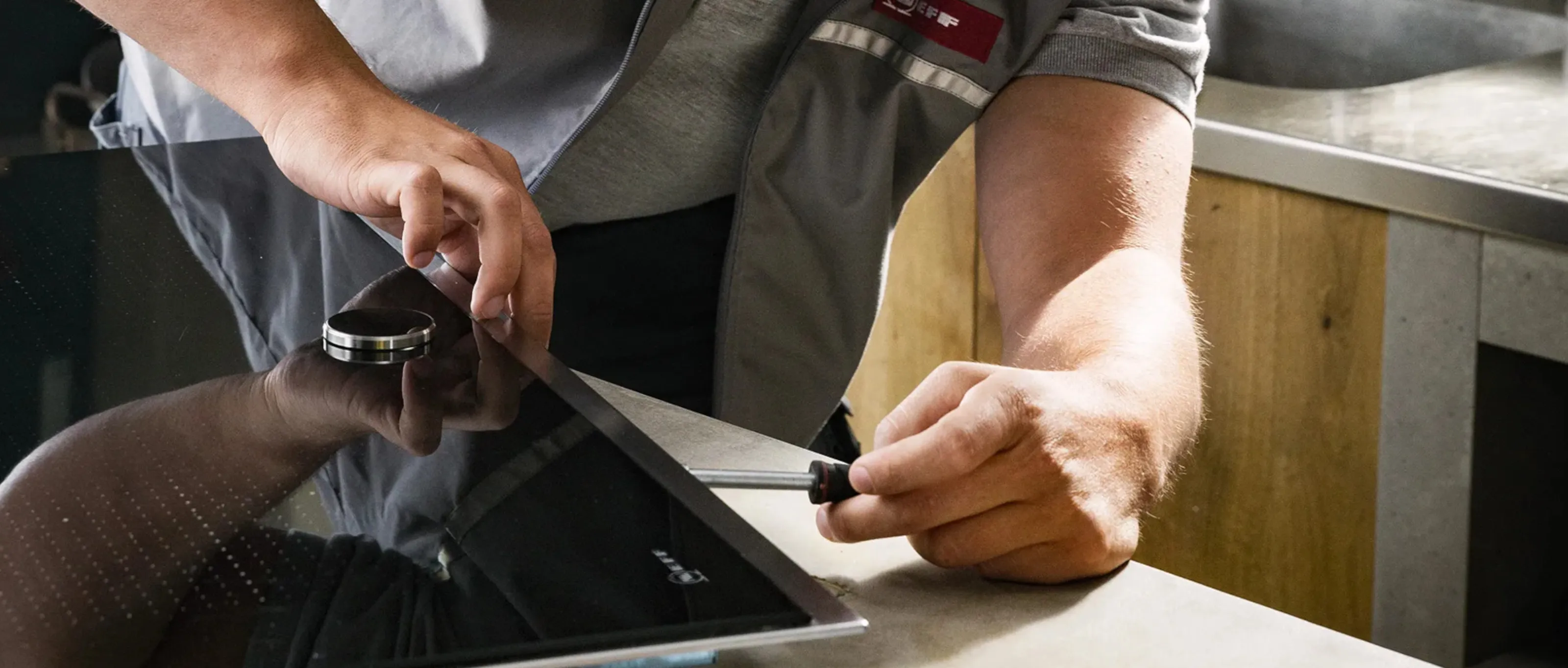 Un tecnico regola un elegante elettrodomestico da cucina nero