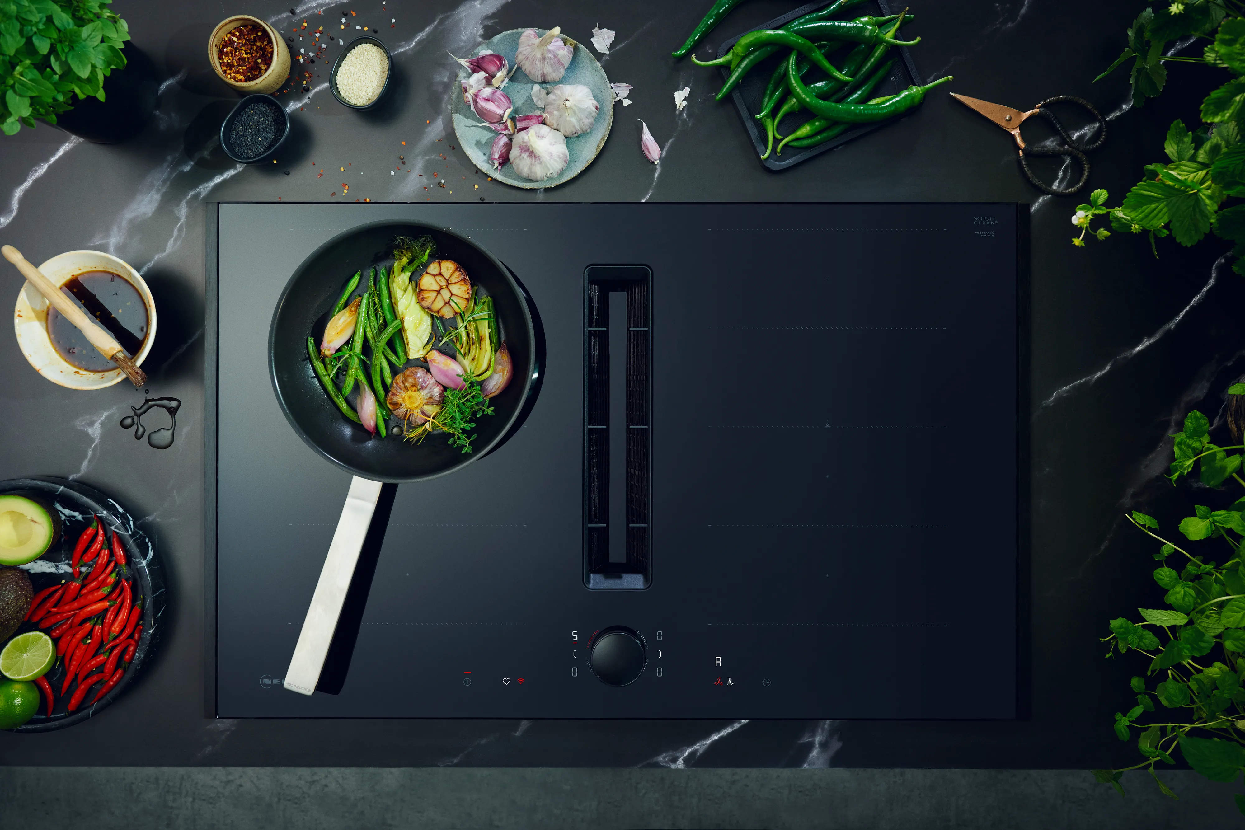Cucinare stufa con verdure, erbe e spezie su uno sfondo scuro.