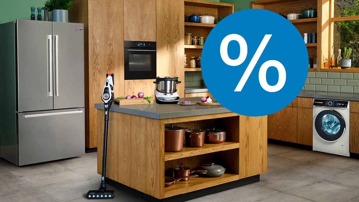 Modernes Wohnzimmer mit Bosch-Aktionen-Schild, Fernseher, Regalen und Möbeln.