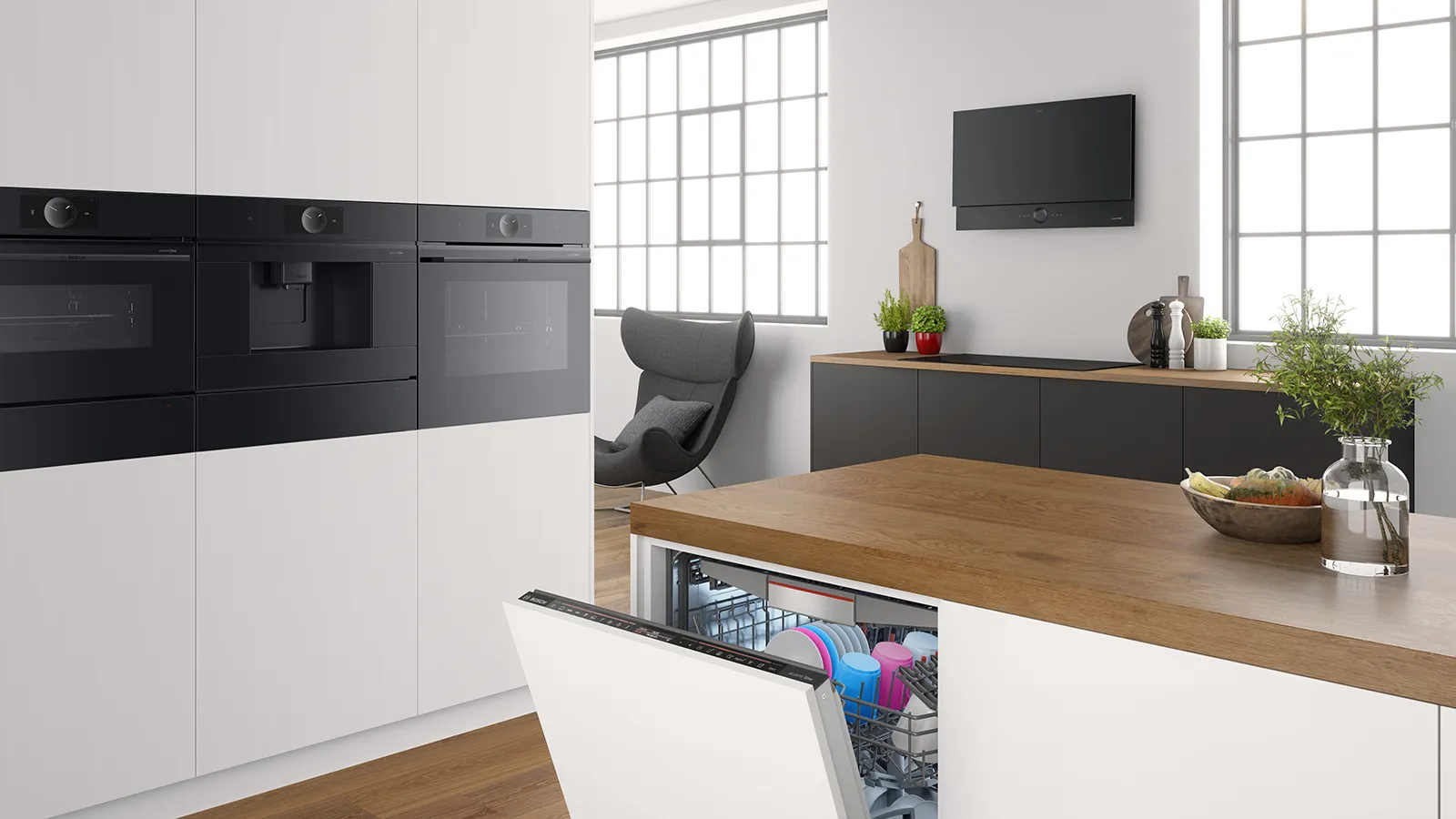 Moderne Küche mit weißen Schränken, Holzarbeitsplatte, Geschirrspüler und großem Fenster