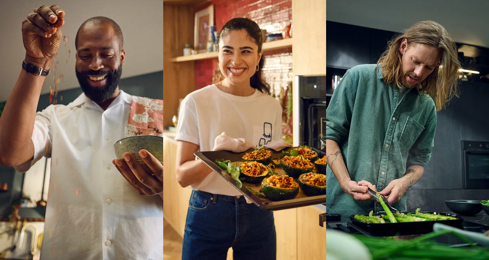 Trois personnes cuisinent et préparent la nourriture dans une cuisine.