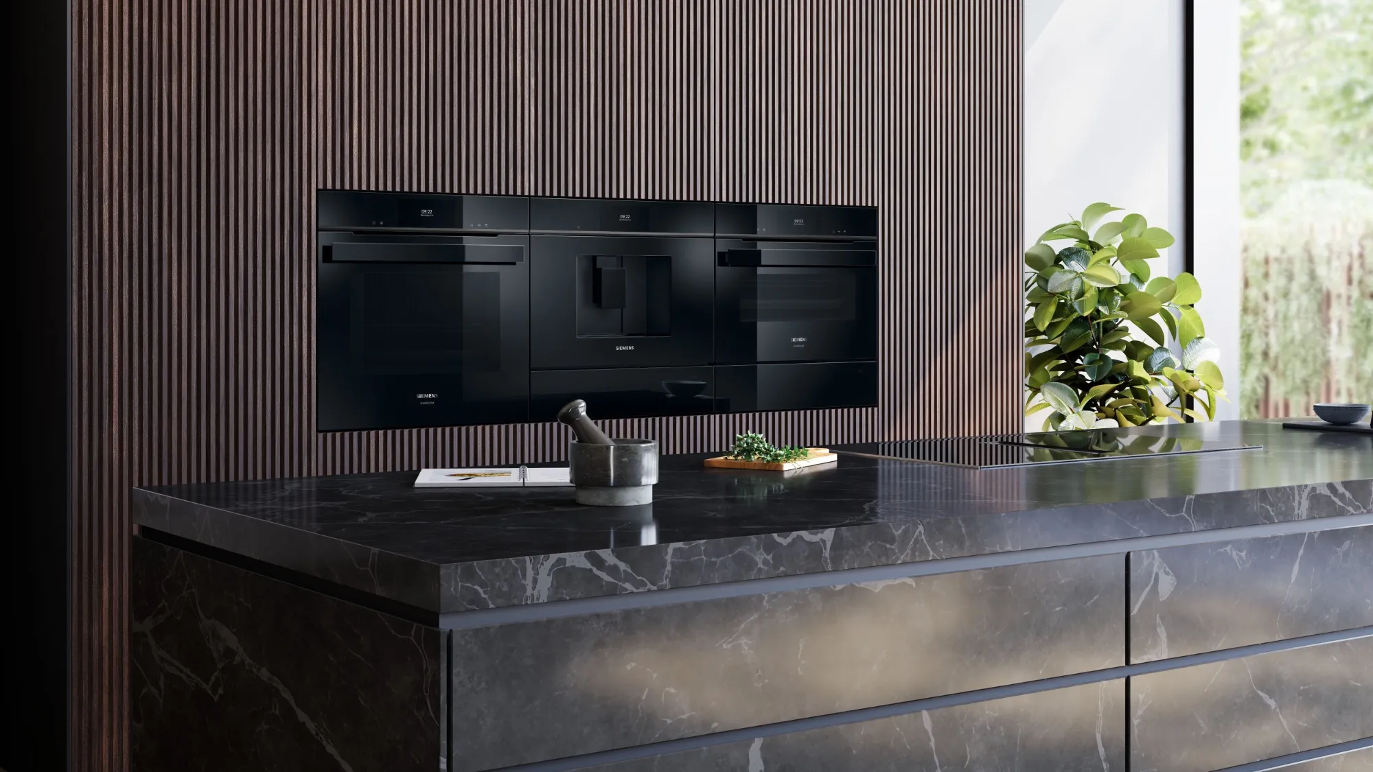 Et moderne kjøkken med innebygde svarte hvitevarer, en elegant marmorbenkeplate og en dekorativ vegg med trepaneler.