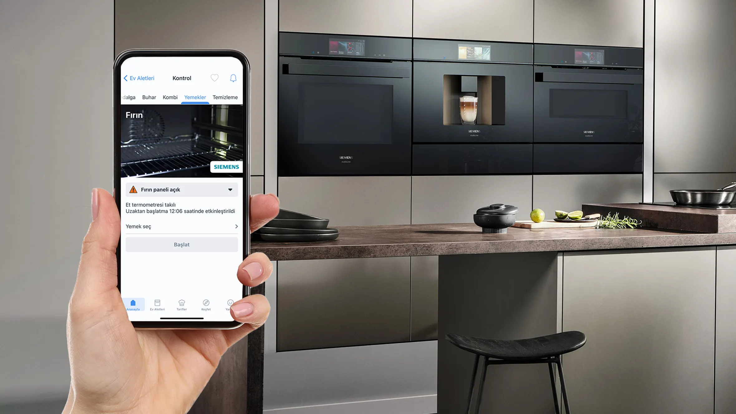 Akıllı ev aletlerini kontrol eden akıllı telefon ile modern mutfak.