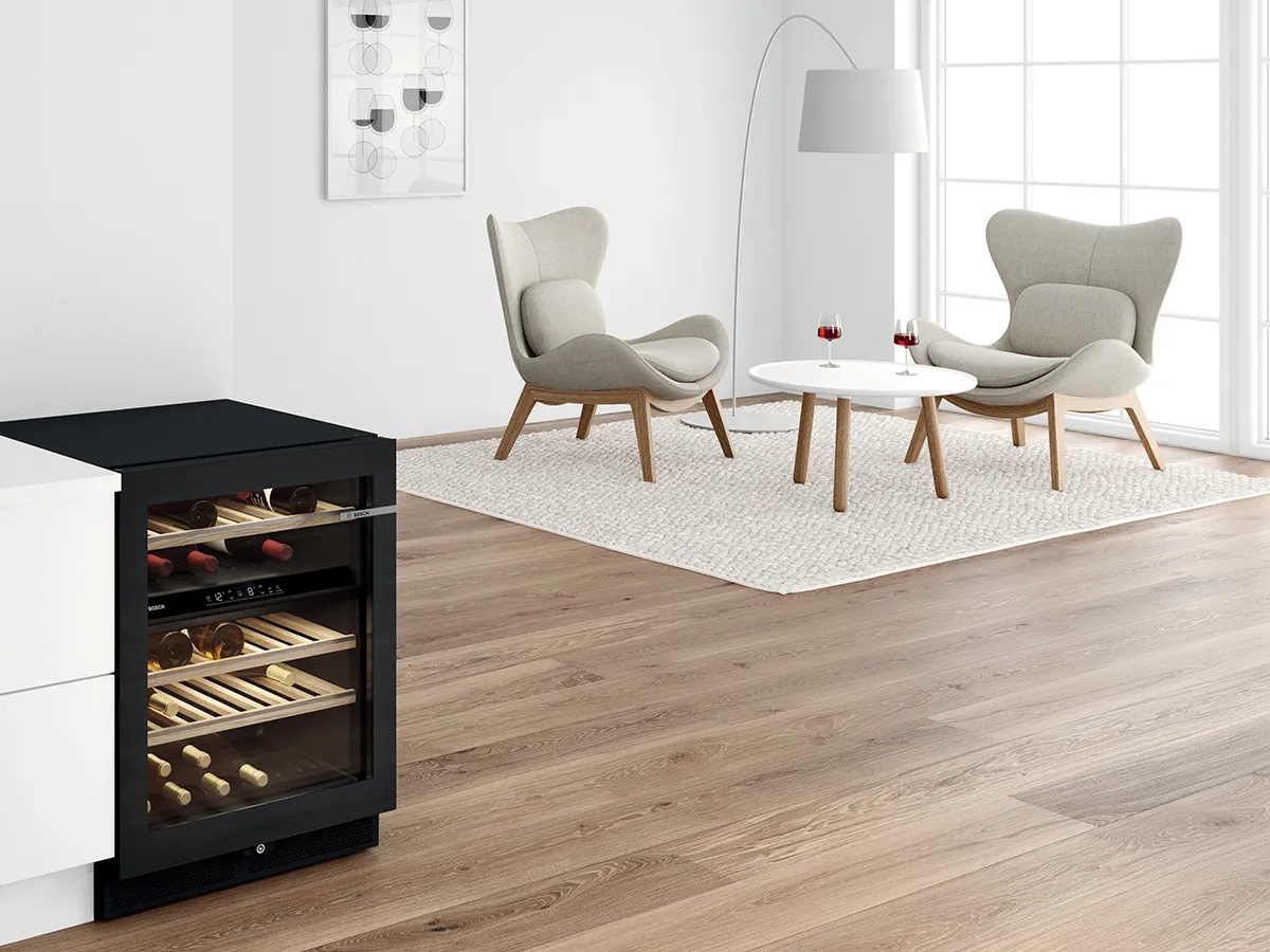 Mobile cantinetta indipendente, realizzato in legno di faggio europeo, dal design moderno