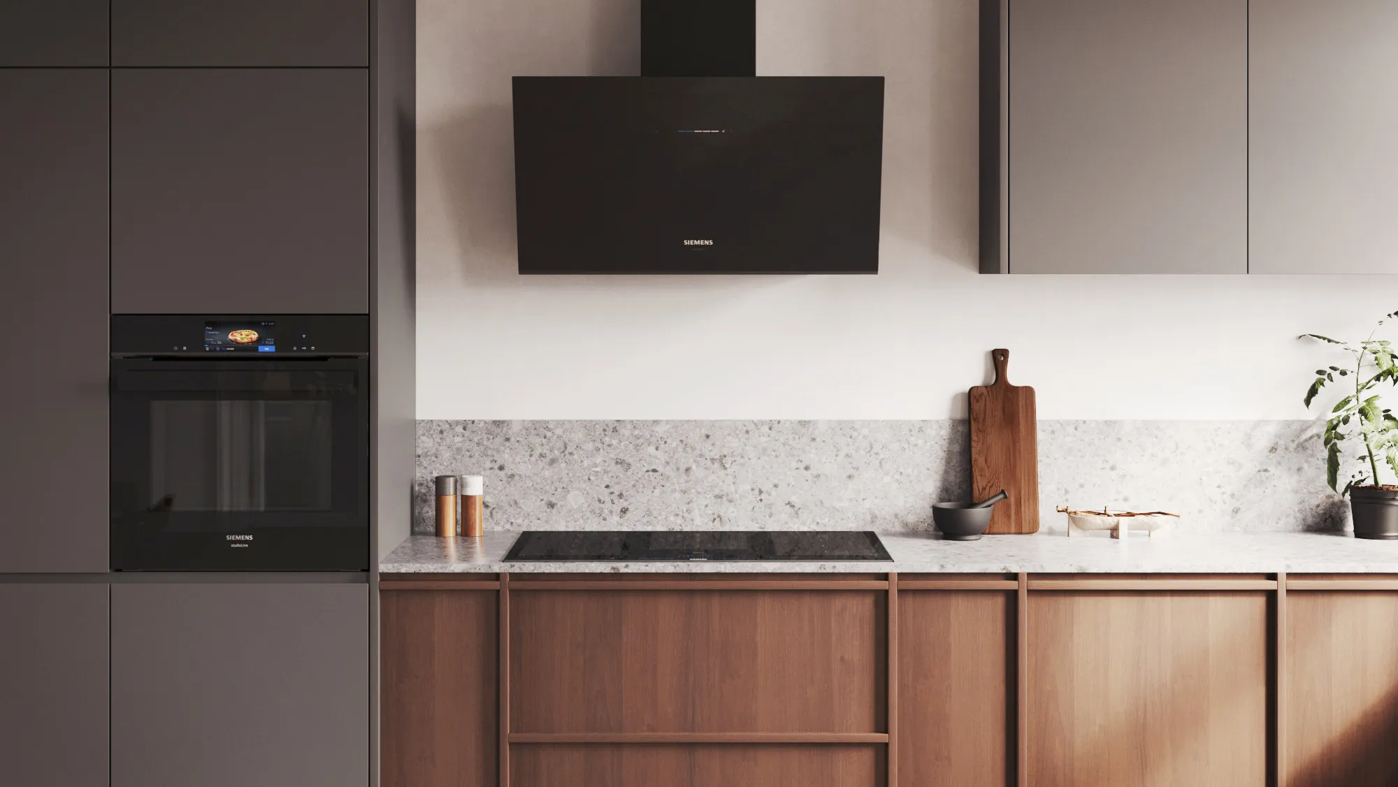 Moderne keuken met houten kasten, zwarte apparaten en een marmeren backsplash.