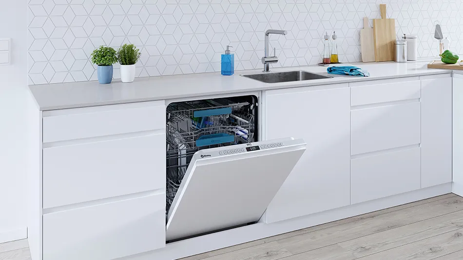 Cocina moderna con gabinetes blancos, fregadero de acero inoxidable y lavavajillas incorporado.