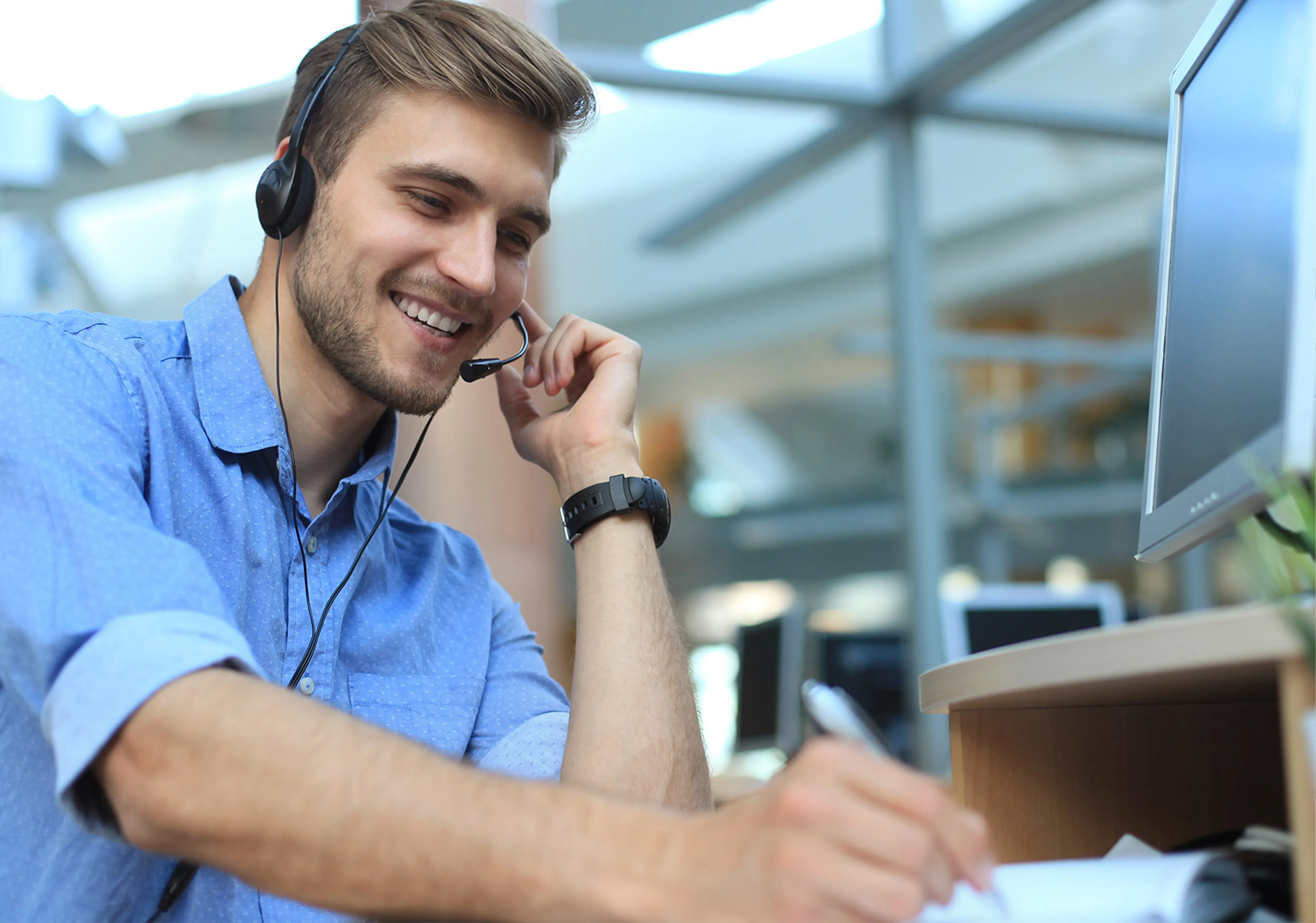 A Bosch kapcsolatfelvételi oldalát megjelenítő táblagép egy fehér konyhában lévő fapulton.