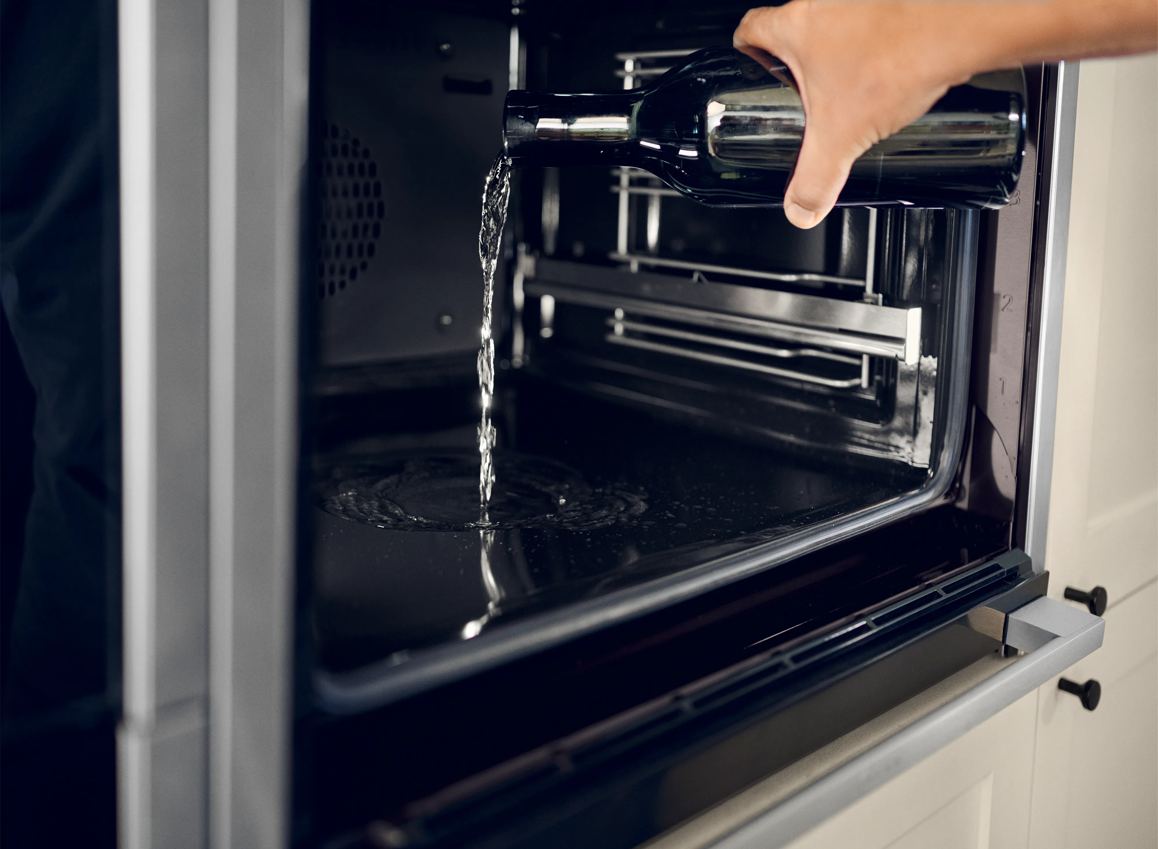 Heizart "Unterhitze" erwärmt Spüllauge auf 65 °C und es entsteht Dampf.