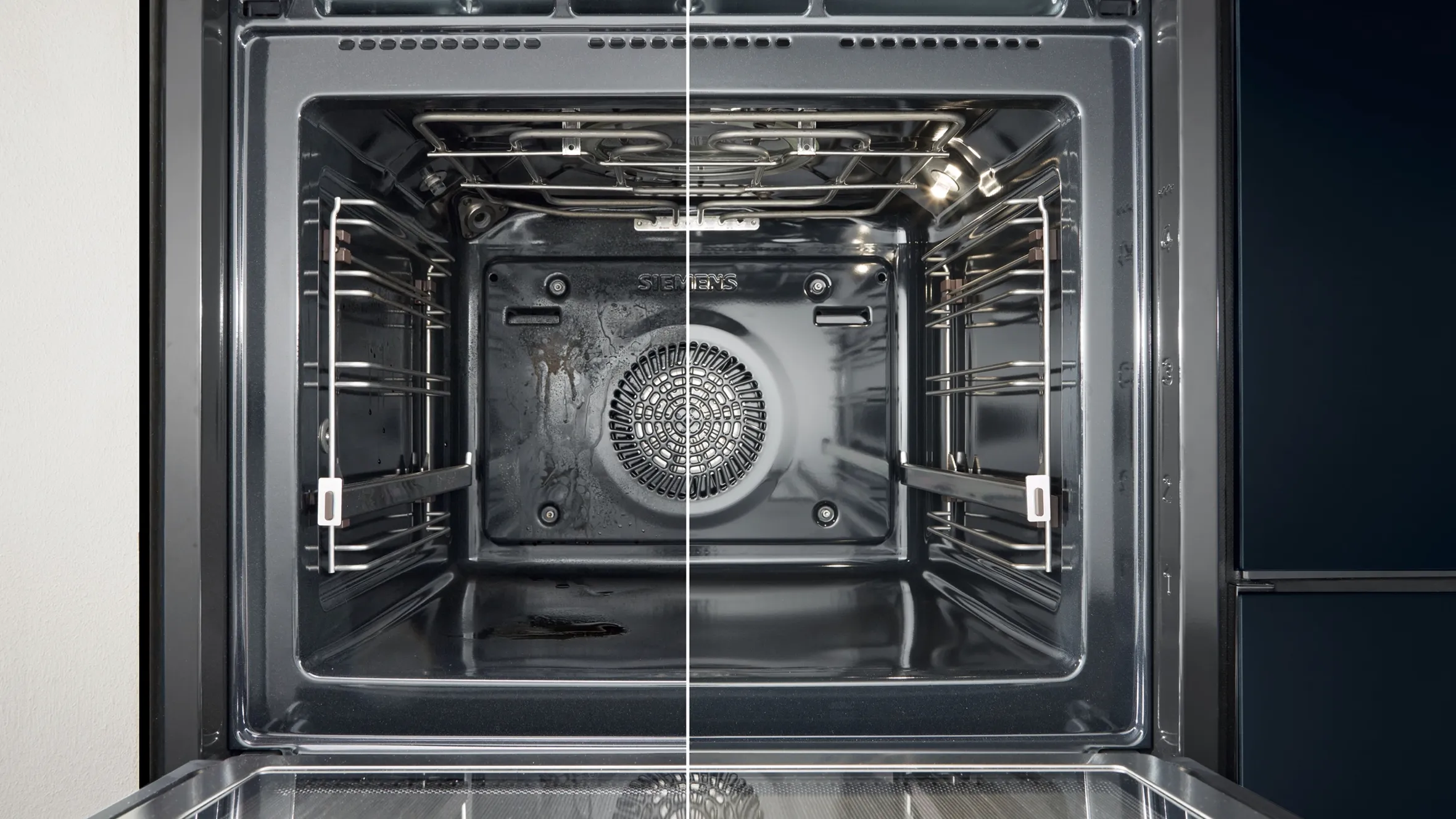 Interno di un forno con elementi di riscaldamento e una griglia circolare rack visibile.