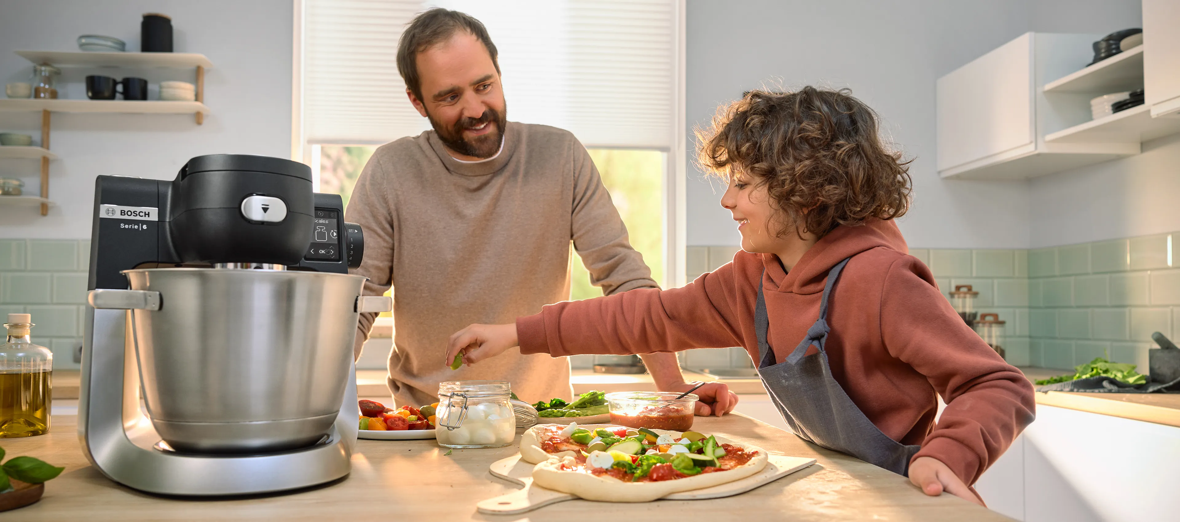 Machine de cuisine série 6 sur un plan de travail de cuisine et un homme qui effectue un mouvement de main magique.