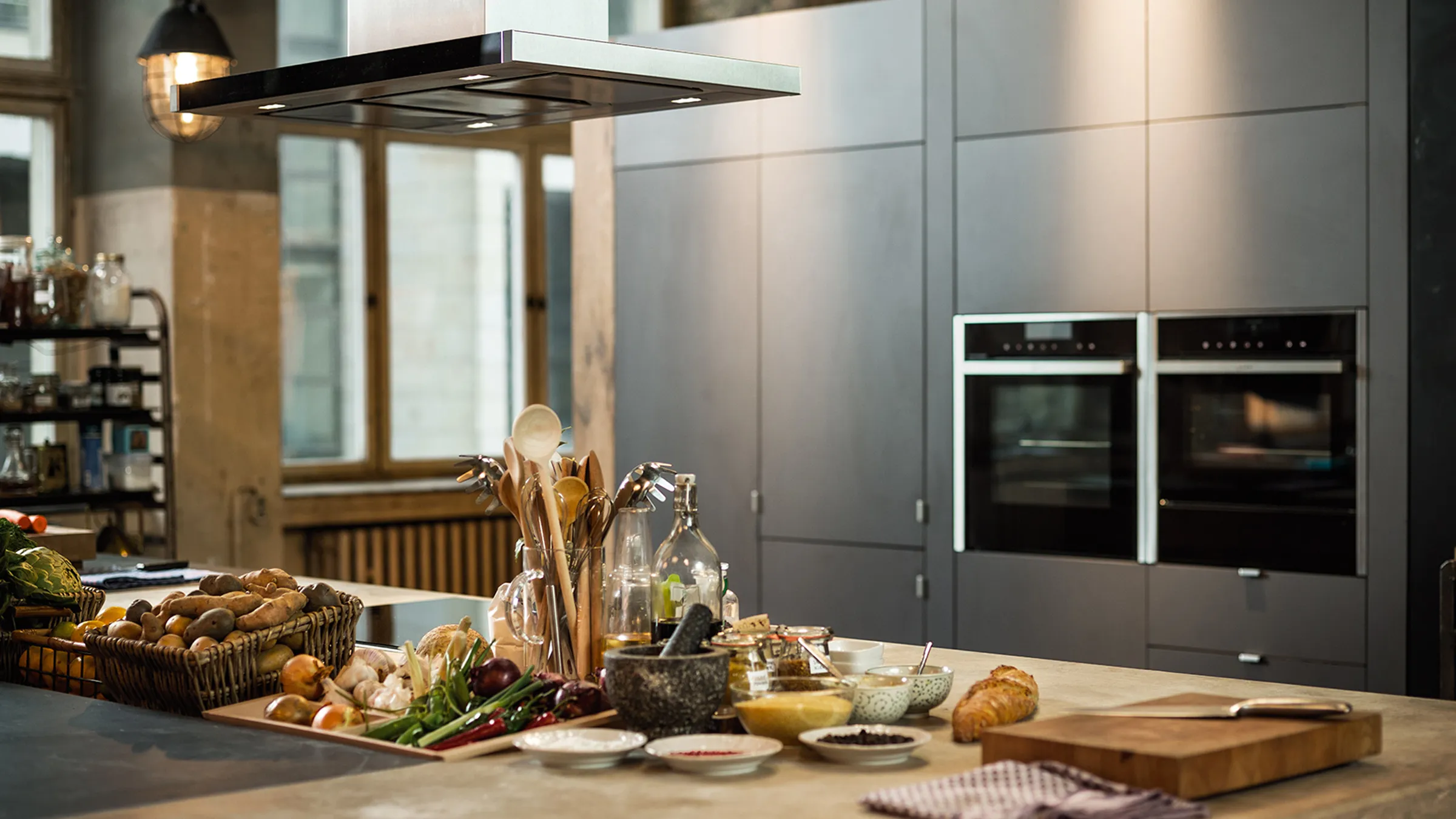 Insel-Schornsteinh/äube vor einer grauen Küche