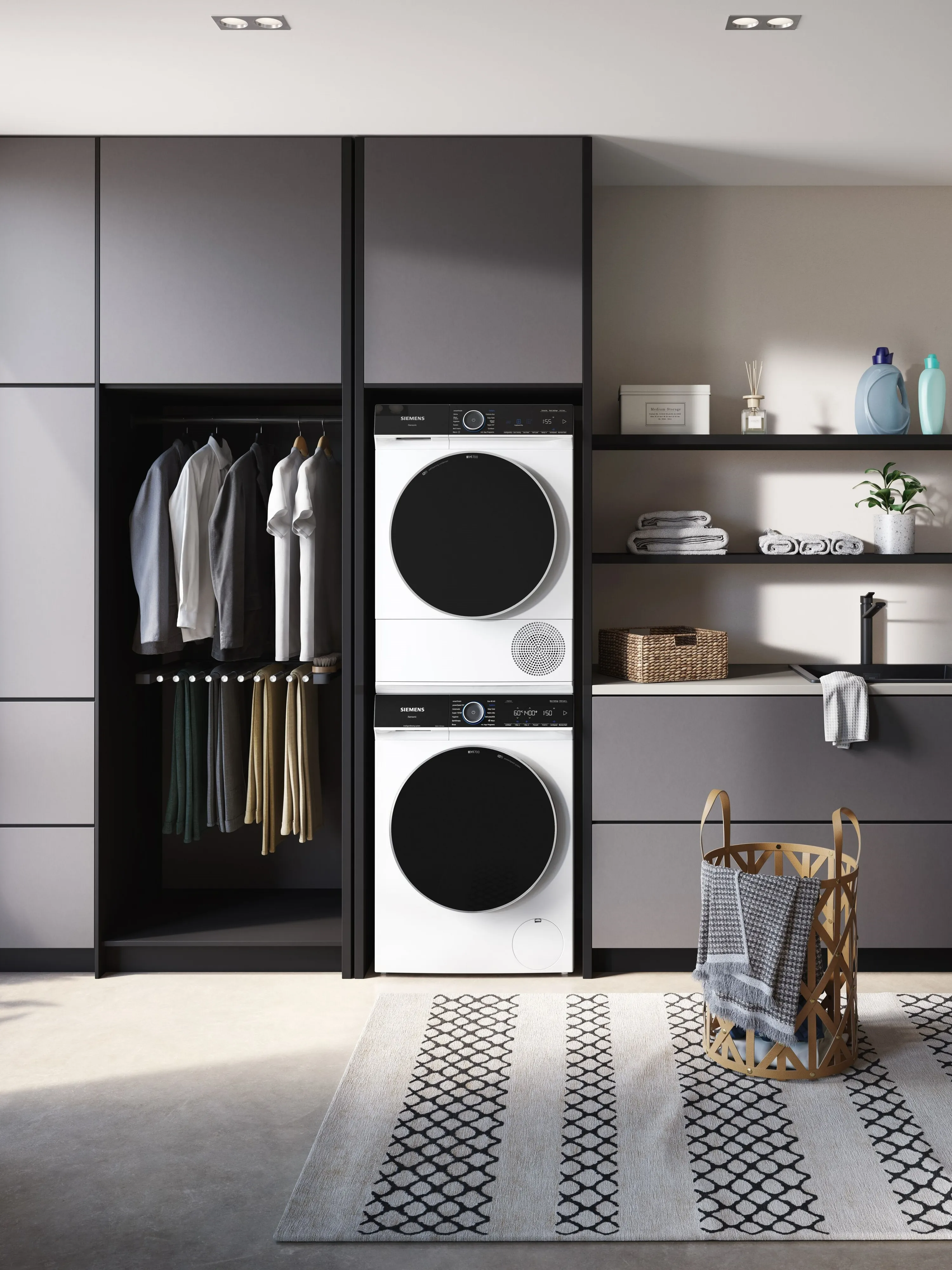 Pračka a sušička umístěné na sobě ve skříni, kde jsou vidět také oblečení a čistící prostředky.