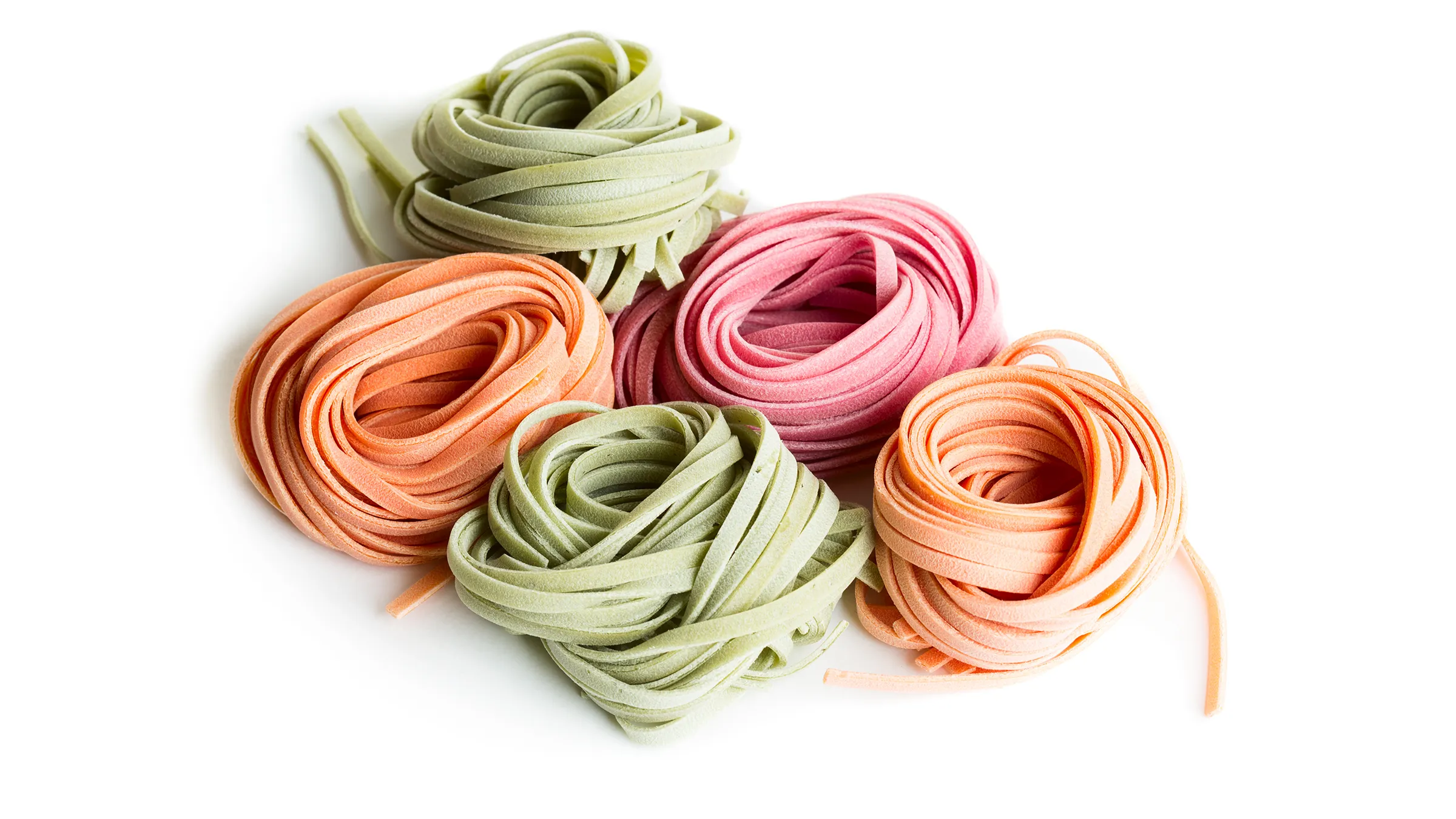 nids de pâtes crues (tagliatelles ou forme similaire) dans des tons de vert, rose et orange, disposés sur un fond blanc