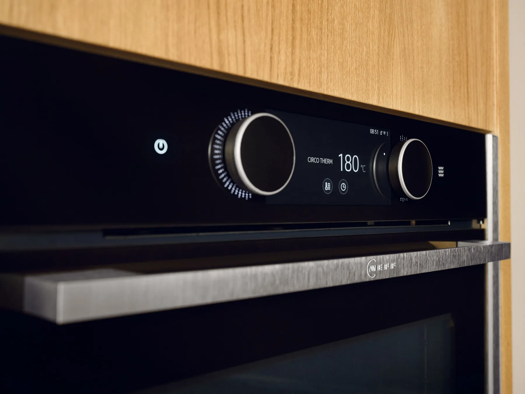 Nahaufnahme einer schwarzen und silbernen Audio/Video-Komponente mit Knöpfen und Display.