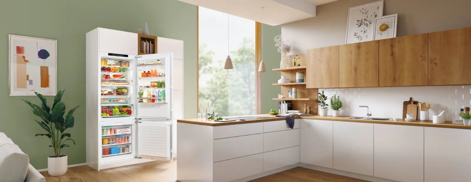Cucina moderna con armadi bianchi, mensole in legno, e un grande frigorifero.