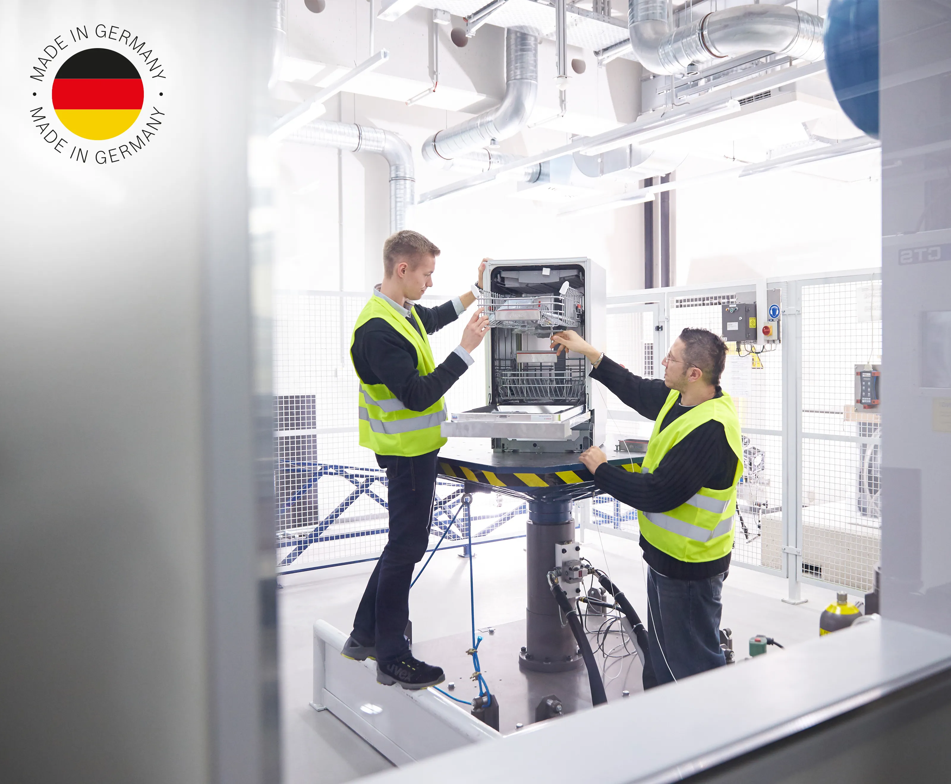 Doi tehnicieni Bosch verifică un produs de înaltă tehnologie Bosch; Logo fabricat în Germania