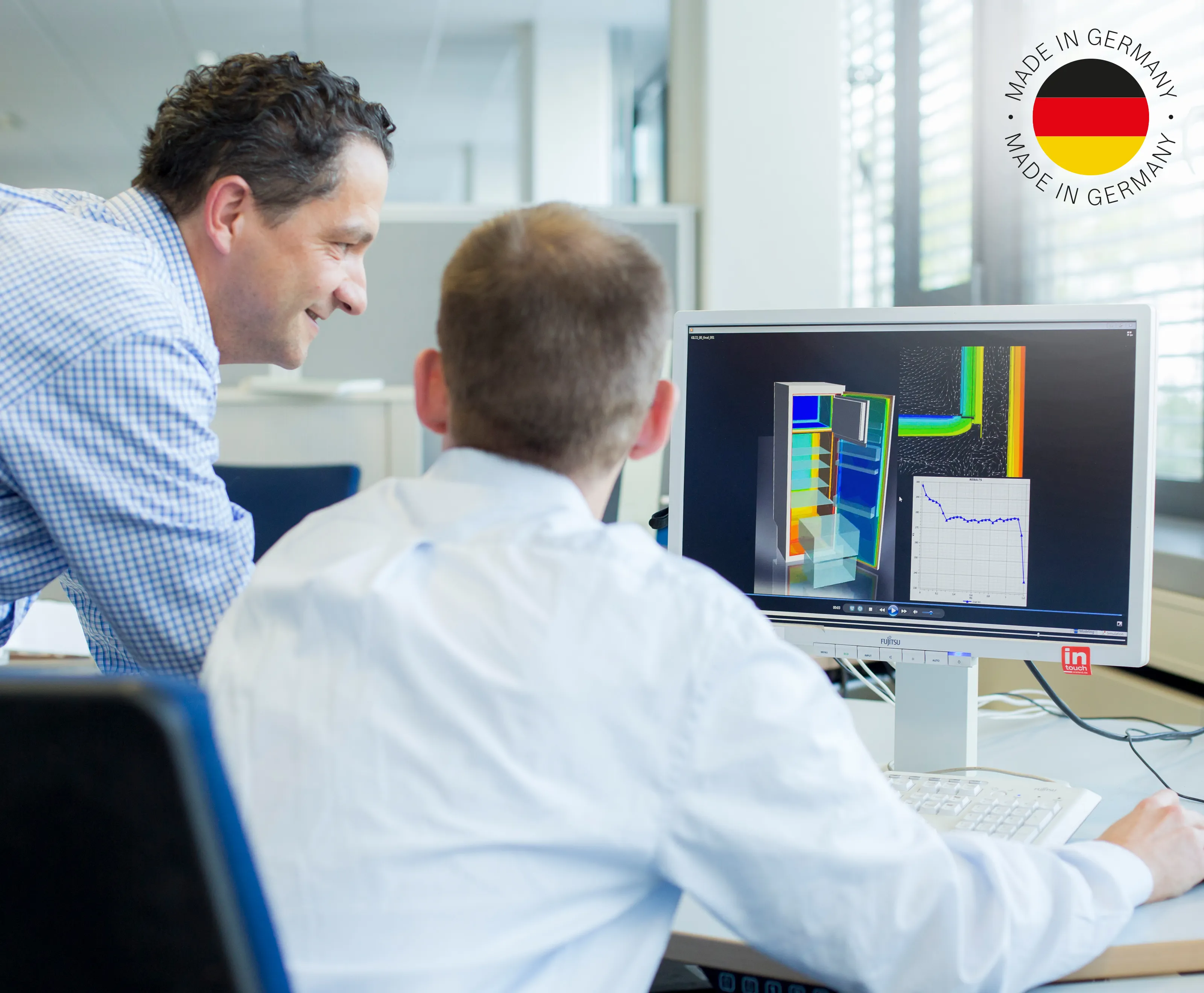 Doi ingineri Bosch în fața unui monitor; logo fabricat în Germania