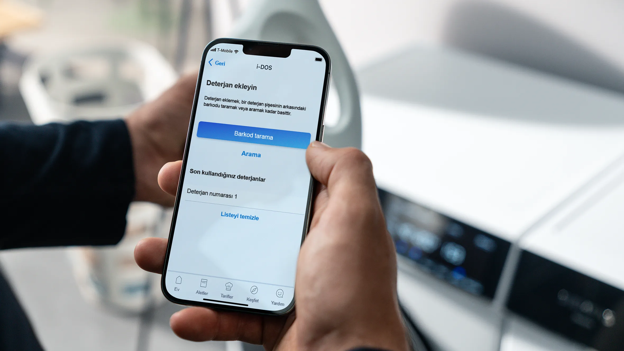 Akıllı telefon kullanan kişi metin ve düğmelerle mobil uygulama arayüzünü gösterir.