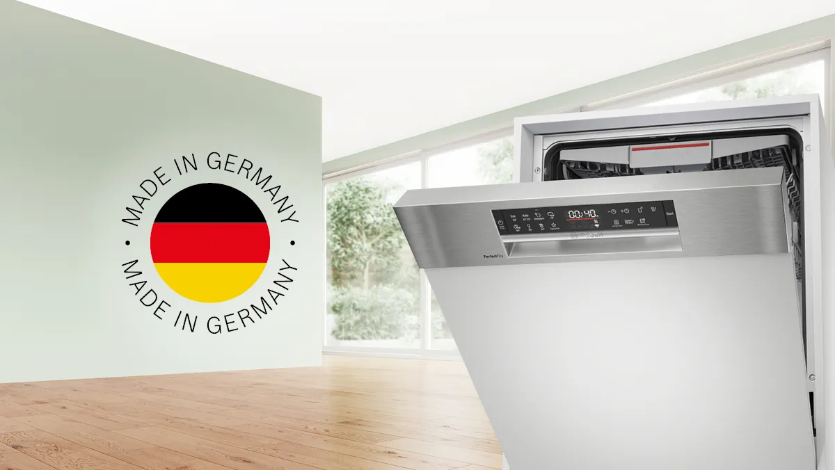 Kücheninterieur mit in Deutschland hergestelltem Geschirrspüler und „Made in Germany“-Logo an der Wand