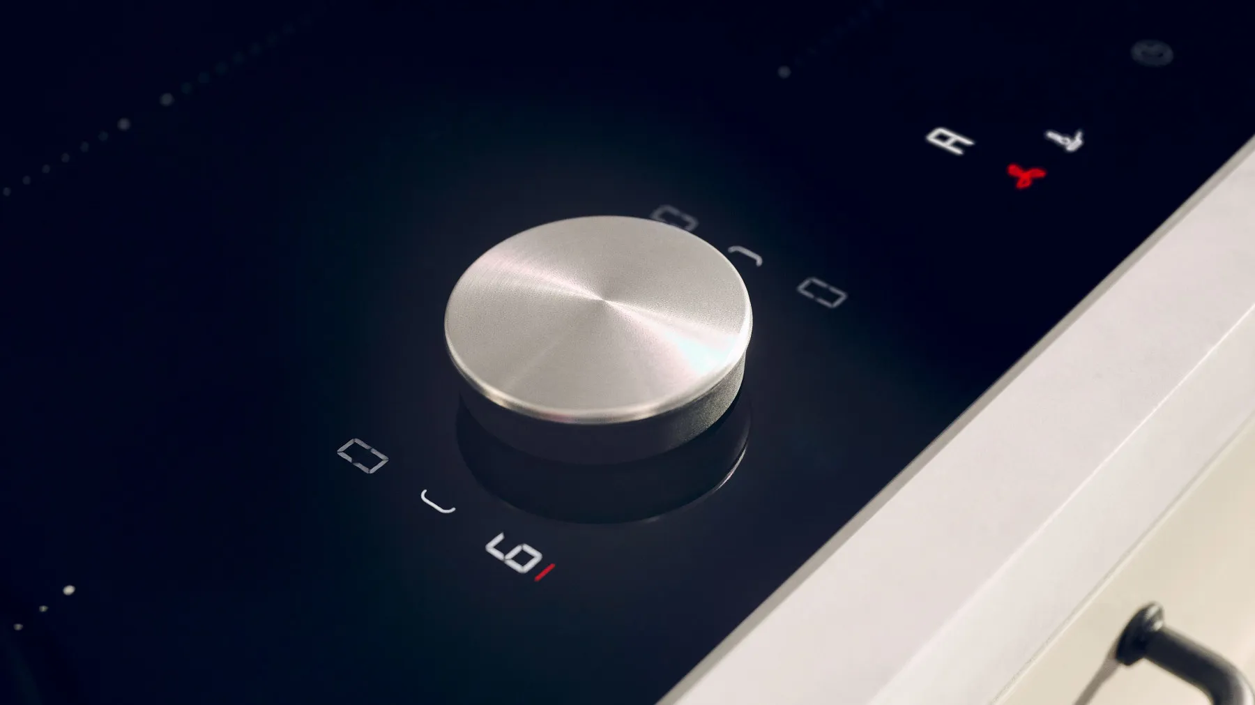 Audiomischer Steuerknopf auf dunklem Hintergrund mit digitaler Anzeige.