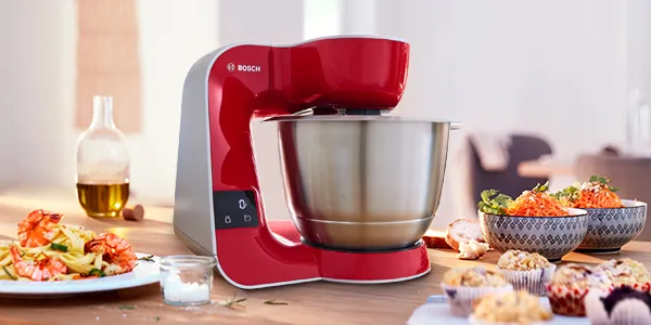 Red Bosch mutfağı mixer, salata, pişmiş ürünler, masadaki yemek malzemeleri.