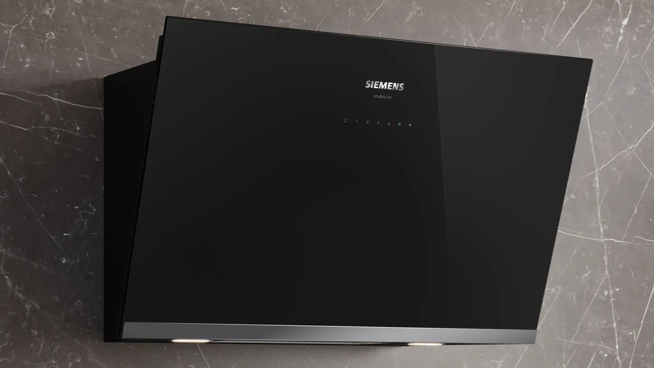 Dunstabzugshaube mit Siemens Branding auf Marmor Hintergrund.