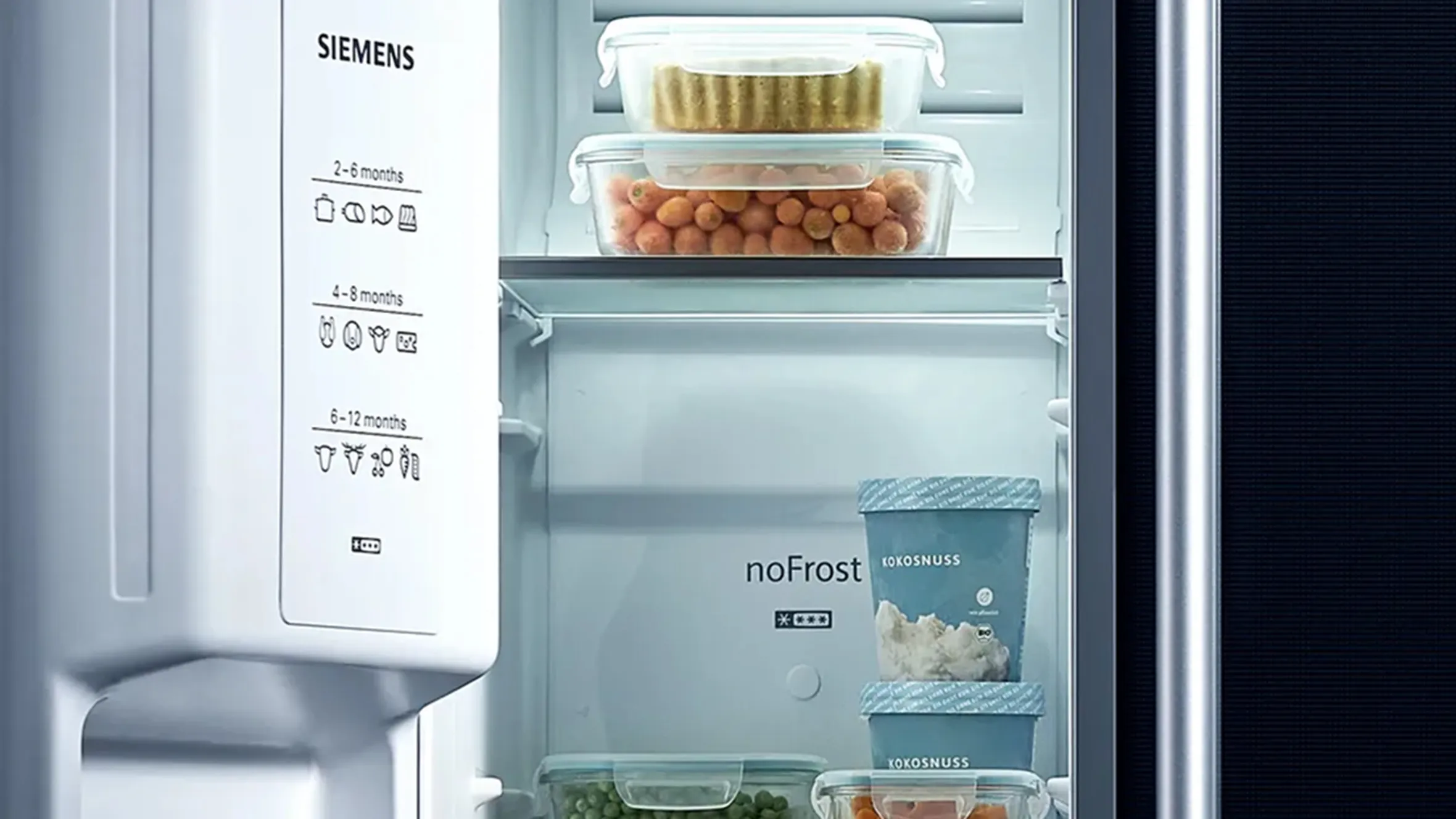 Interiér lednice Siemens ukazující uspořádané potraviny v kontejnerech, s funkcí noFrost a viditelnými pokyny pro dobu skladování.