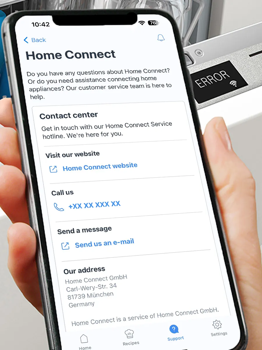 Eine Hand hält ein Smartphone mit der Home Connect Support-Seite vor einem Geschirrspüler mit einer Fehlermeldung auf dem Display.